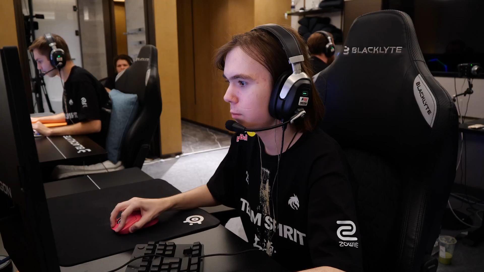 任何依赖边 任何依赖边